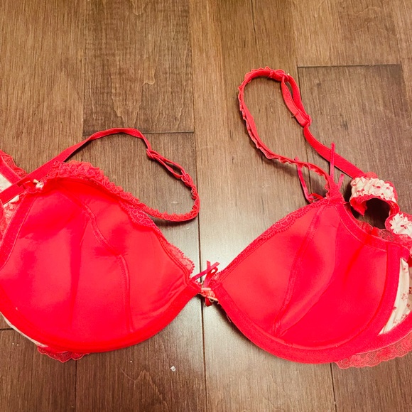 Pretty frilly rose and lace bra - Picture 4 of 4
